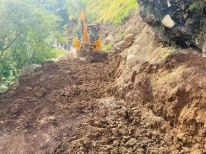 बाँफिकाेट गाउँपालिका वडा नम्बर ९ मा वर्षायामका कारण बिग्रिएको सडक दोस्रो पटक  सडक मर्मत सम्मार हुदै – तस्वीर सहित